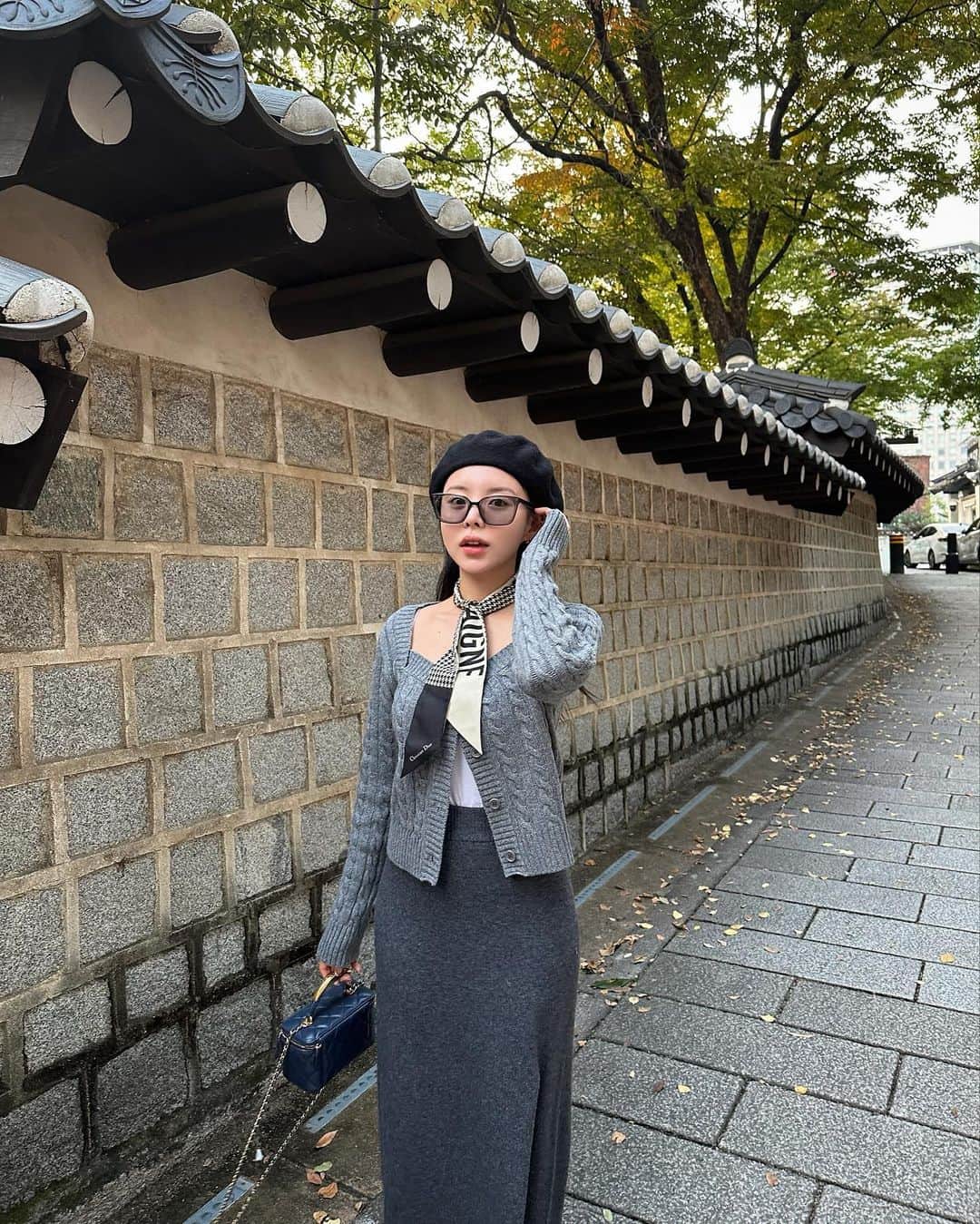 のインスタグラム：「늦은 오후의 덕수궁 산책.  노을질때 더 예쁘더라구요ㅎㅎ 오늘 서울의 날씨는 갑자기 매우 따뜻.. (사실 촘 더움^^;;)   더 추워지기전에 덕수궁으루 산책다녀오셔요! 제가 갔을땐 10월 중순이라 여전히 푸릇푸릇했는데 이제는 제법 은행과 단풍이 가득할듯?  🍂🍁💛  그리구, 마지막 아이폰 후면 카메라 플래시 셀카로 체크해보는 나의 피부 컨디션😙 니프니프 덕분에 아주 피부 성수기 찾음💚」