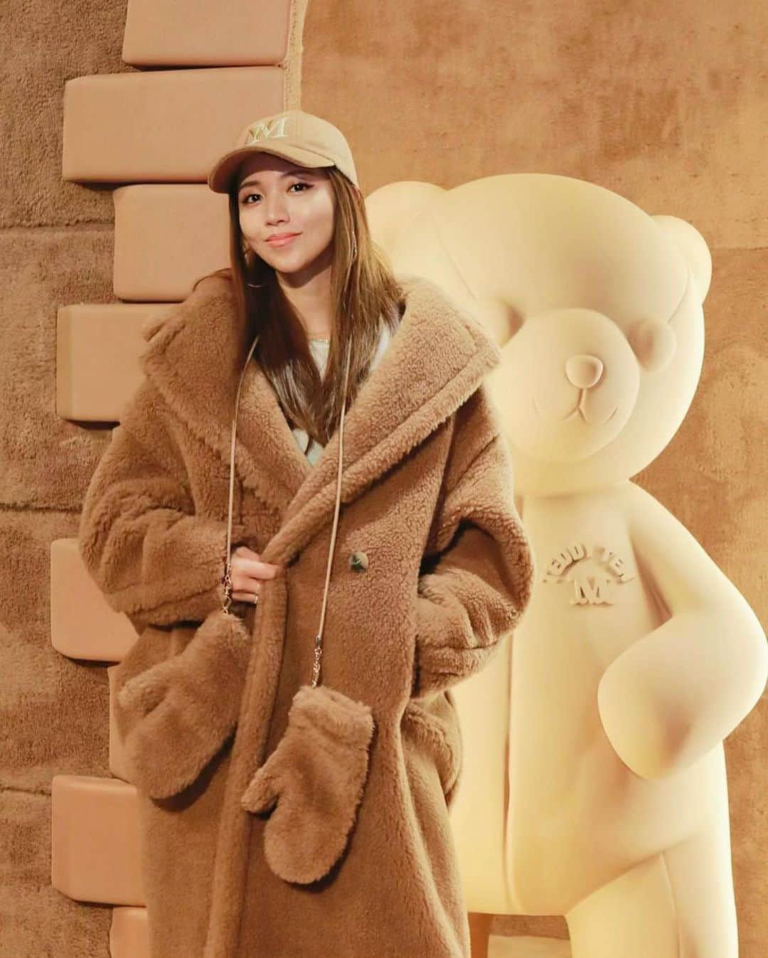 上原歩のインスタグラム：「* MAX MARA 🐻Teddy TEN Park in Roppongi hills arena @maxmara   マックスマーラ「テディベア コート」誕生10周年を記念し六本木ヒルズアリーナにテーマパーク「Teddy TEN Park」が出現です🎪  テディベア型🍿のお菓子や UFOキャッチーで可愛い🧸お人形が取れたり どなたでもお楽しみ頂けるスケートリンクのシューズ⛸️もまさかのテディ❤️  Teddy TEN Parkは11月3日まで POPUPは11月5日まで開催しています  テディコートの触り心地と軽やかさ この空間も是非味わって頂きたいです🐻🤎  _____________________________________________  #love #life #loveislove  #maxmara #maxmaraTeddyTEN  #TeddyTENPark」