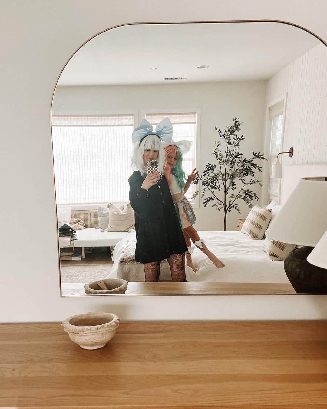 ケリー・マレーのインスタグラム：「A very random bunch this year…LOL dolls, Elle Woods and a sumo wrestler. Pretty sure the days of cute matching family costumes are over 😅」