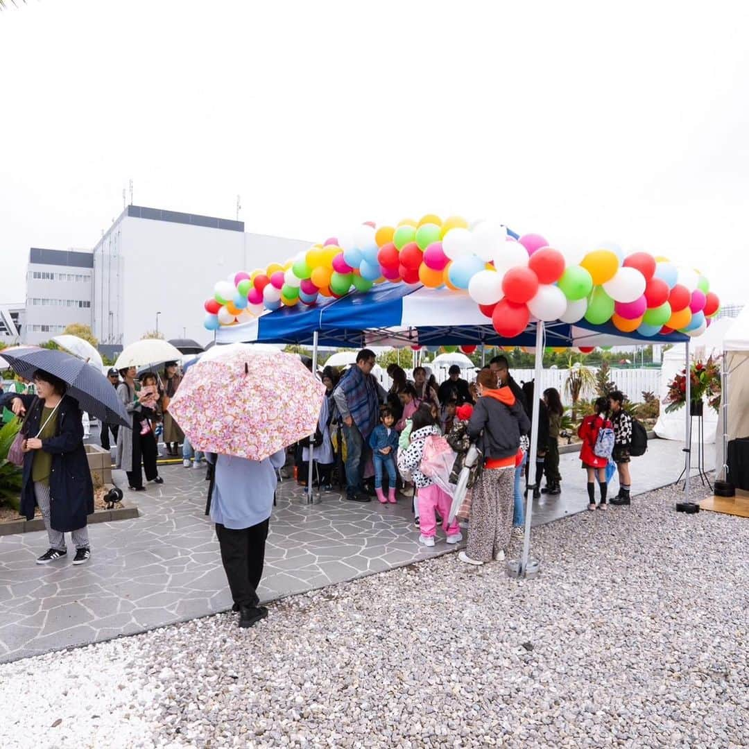 宇治田みのるさんのインスタグラム写真 - (宇治田みのるInstagram)「10/15(日) Minoru Ujita 60th Anniversary Fes   第9章-雨のち晴れ-  そもそも何故10月15日に 還暦フェスを開催しようと思ったのか。  ご存知の方も多いと思うが オレの本当の誕生日は8月16日。 本来なら8月16日かその前後で 還暦フェスをやるべきだが…  近年は猛暑日を超えて酷暑日なんて言葉が出てくる日本の夏。 クッソ暑い真夏に野外でフェスなどやって 酒呑んで踊ったら熱中症で死んでしまうかもしれないw 還暦パーティーで死人が出たらシャレにならないwと言う事でオレの生まれ月での開催は見送りになった。  じゃあ9月に！とも思ったが 9月は他でもフェスがありイベントごとが多い月。 秋雨前線や台風の心配もしなければならないと言う事で9月も無しにした。  10月なら偏西風の影響で日本に台風が上陸する可能性はかなり低くなるし秋雨前線の心配もない。 若干気温は下がるもののカラッとした秋晴れが想像できた。  更には… 過去30年間の天気データーを調べてみると 10月15日は過去30年間の10月の中で 1番晴天率が高い日だった。  なのに… 天気予報には雨マークが付いていた。 写真をスワイプ▷  還暦フェス当日。朝10時。 雨はガンガン降っていた。最悪だ。  10時30分の開場時、雨は降っているものの お客さんは続々とやって来てくれた。 本当にありがたい気持ちでいっぱいになった。  雨の中、朝イチから来て頂くお客さんを 傘をさして合羽を着てお迎えするのは失礼だと思っていたオレは 車内にあったウエットスーツを何の躊躇いもなく着ていた。サーファーの性だ。 写真をスワイプ▷  コレなら実際に動きやすいし 雨の中、憂鬱な気持ちでやって来てくれたお客さんもクスッと笑ってくれるかも知れない。  天気予報によると11時過ぎには雨が上がる予報。 直ぐに青空と太陽が見れるものだと思っていたのだが…  余談だが10月に雨が降ったのは10月15日だけだった…  つづく…」11月2日 15時12分 - djminoru.u