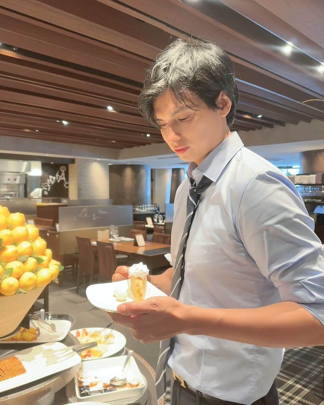 アレクサンダーのインスタグラム：「ランチ^_^ たまにはスーツだよん  #ランチ巡り #スーツ」
