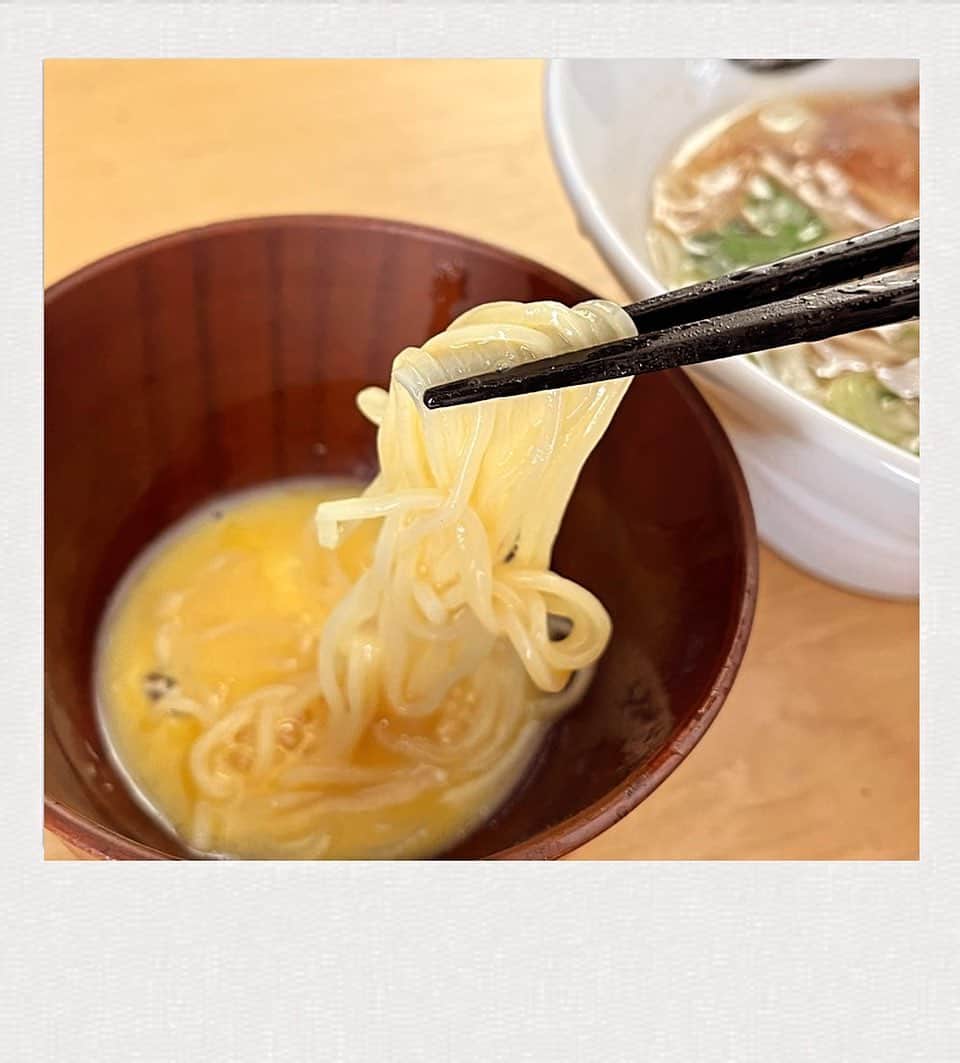 かせきさいだぁのインスタグラム：「質素亭、本日も美味しかった『マルちゃん 永福町 大勝軒監修 中華そば』❤️❤️❤️お店に食べに行ったときは、大盛り過ぎて焦って味が分からなかったが、コレなら家でのんびりと食べれてヲイシイ〜‼︎ #質素亭 #しっそ亭」