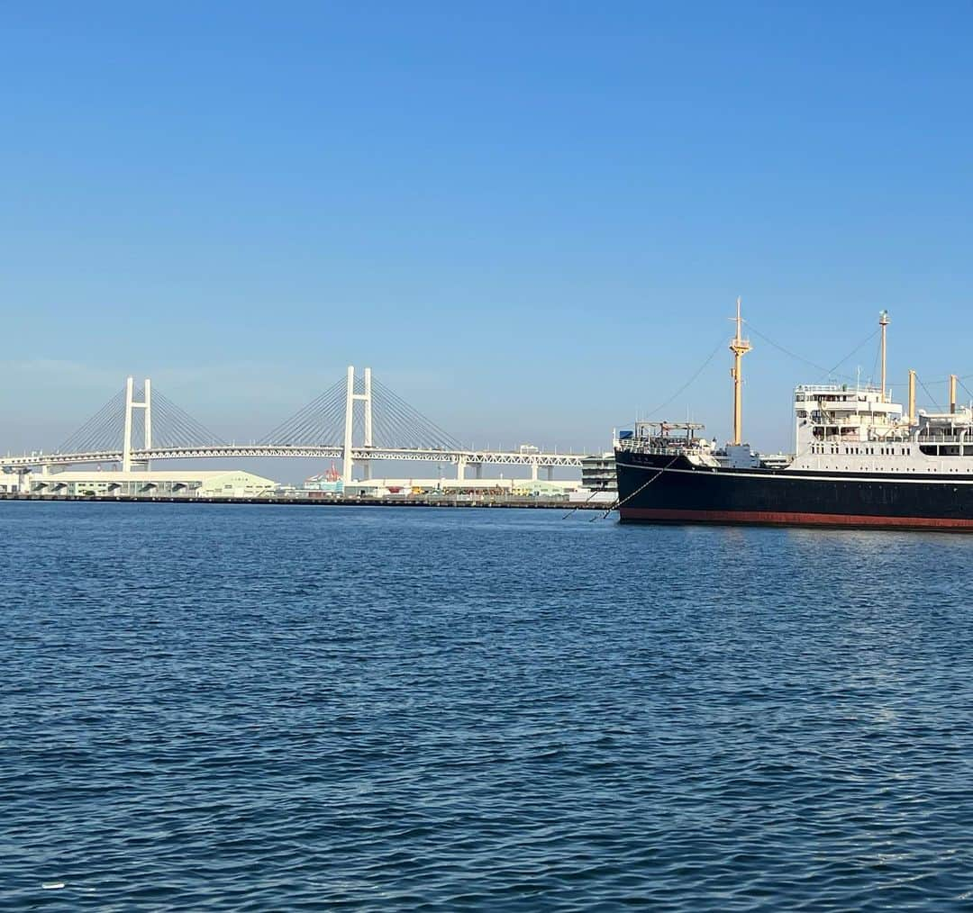 マキ・コニクソンのインスタグラム：「Hello from Yokohama🛳️ 今日は真夏日までとは言わないけど 初夏の気候ですね。サイコー！ めちゃくちゃ気持ちが良い。  山手のドロフィンでランチしながら 12月にあるクリスマスイベントの下見を して来たよ。クリームソーダをオーダー したから”海を見ていた午後”かけてもらった。 いつ聴いてもアガル！  ランチの後、あまりに気候が良いから 港の見える丘公園→元町→中華街→山下公園 そしてホテルまでぶらぶら歩いたよ。 絶好のお散歩日和。ホント健康的だわ。  元町にあるFukuzoでハンカチと シンプルだけど素敵なシャツと Kitamura K2でカバン買っちゃったー。 Kitamuraは創業1882年。 Fukuzoは創業1946年。 私が学生の頃からあったもんね。 Moni Honoluluが来年25周年なんだけど 比にならないわい。😅  GODIVAでロイヤルミルクティ買って 飲みながらブラブラ運動がてら お散歩しました。いい汗かいた。  素敵な時間の使い方をした 木曜日の午後です。  山下公園にて 横浜ベイブリッジと氷川丸のおすそ分け  素敵な午後を過ごしてね！😊  #エア横浜 #マキ散歩 #コニクソンの旅レポ✍🏻  #今日は歩いた歩いた #横浜のおすそ分け」