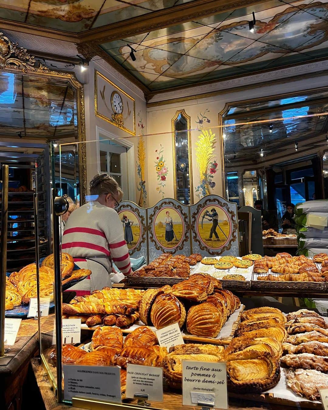 村上瑠美奈さんのインスタグラム写真 - (村上瑠美奈Instagram)「🥐🩵  ①②③パリでパン屋さん巡りするの幸せ…  ④⑦街並みがきれいだからどこでも絵になる✨ ⑤⑥パリはお買い物好きにはたまらん😍」11月2日 15時25分 - ruminamurakami