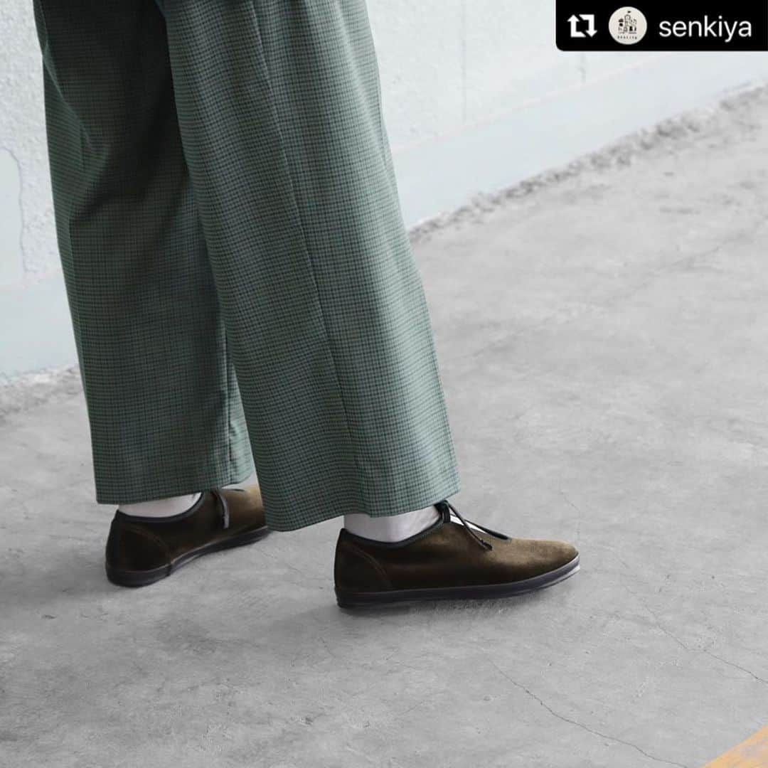 MOONSTARさんのインスタグラム写真 - (MOONSTARInstagram)「イベントのお知らせです！ #Repost @senkiya  . . こんばんは、スタッフのくろきです。 シューズメーカー、moonSTARさまが 再びtanabikeにいらっしゃいます！  わたしが学生時代から愛用しているmoonSTARさまのシューズ。 長時間立ち仕事、歩くのがだいすきなわたしにとって こころ強い相棒です。 快適なはき心地とどんな服にも合わせやすいデザインを兼ね備えています。  今回は一部店舗でしか購入できないものや、 発売開始されたばかりのものも ご用意いたします。  -  販売する商品とサイズも 今後の投稿にてお知らせさせていただきます。 たくさんあるのでトップページにハイライトも作成しますね。  展示前にsenkiyaの廊下に サンプルも並べますので ぜひご覧くださいませ。  moonSTAR POPUPSTORE 11.3(金)-5(日) 11:00-18:00(5日は-17:00) ※お支払いは現金のみとさせていただきます  #senkiya #センキヤ #moonstar #ムーンスター #810s」11月2日 15時19分 - moonstar_jp