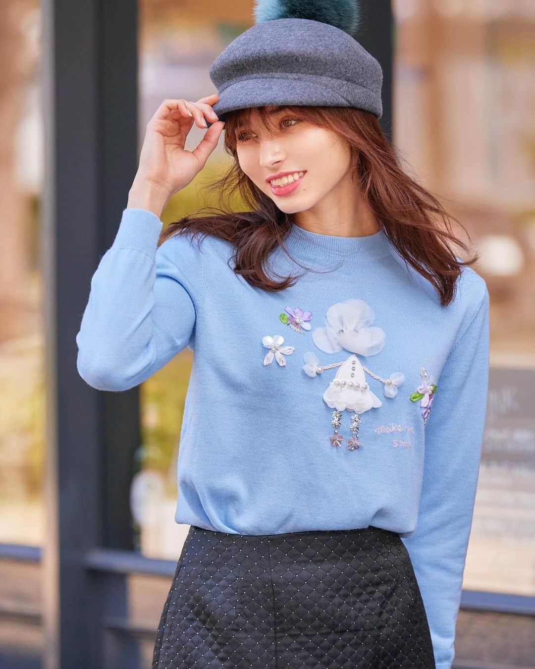 のインスタグラム：「［ New Item ］  Chesty 20th Anniversaryアイテムとして、Chestyを象徴するフラワーモチーフをイメージしたフェアリーニットが登場！  「make me smile（私を笑顔にしてくれる）」のメッセージを添え、立体モチーフやステッチなど、遊び心のあるキュートなデザインを詰め込みました。  コーディネートの差し色になる明るいカラー展開で、何気ない毎日も楽しくなる一枚です。  ✔︎ 「CHESTY 20TH Smile」フラワーフェアリーニット  【Color】  Blue , Pink  【Size】  F  Online Shop : 11/2(木) 18:00 Release SHOP : In Store Now  #chesty #チェスティ」