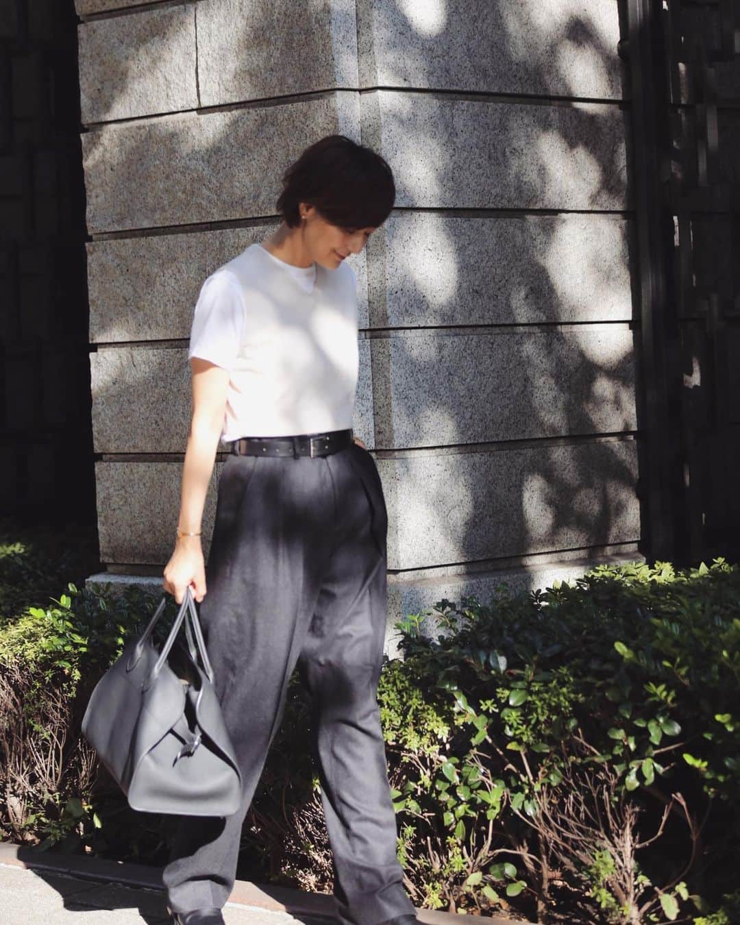 富岡佳子さんのインスタグラム写真 - (富岡佳子Instagram)「#outfit クロップドトップスにタックパンツが気分です。 アイテムについてはスワイプ＆タップしてみてくださいね！」11月2日 15時20分 - yoshikotomioka
