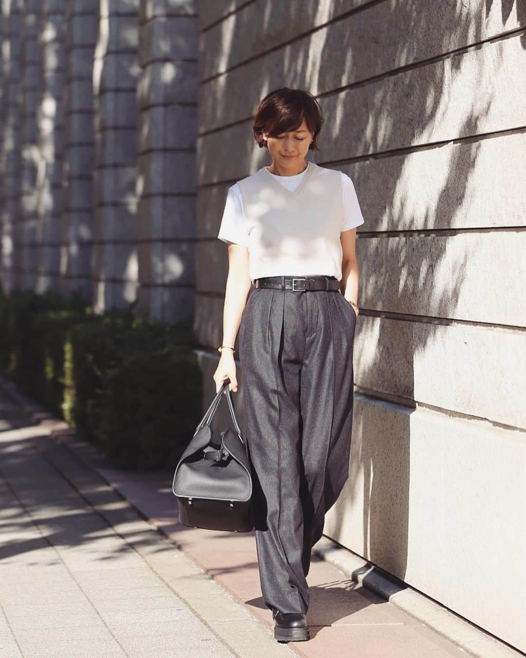 富岡佳子さんのインスタグラム写真 - (富岡佳子Instagram)「#outfit クロップドトップスにタックパンツが気分です。 アイテムについてはスワイプ＆タップしてみてくださいね！」11月2日 15時20分 - yoshikotomioka