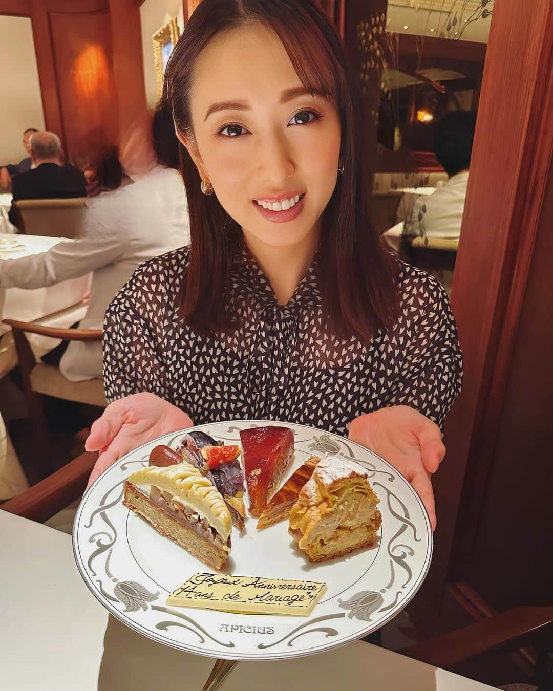 中西麻里衣のインスタグラム：「結婚13周年記念ランチへ💍  今年は4年ぶりのアピシウスでお祝い🥂  夫婦共に40代…デザートが…甘いものが…沢山食べられなくなってきました🫡  さらには間違えて14周年で予約していた🫣  引き続き家族仲良く頑張ります🔥」