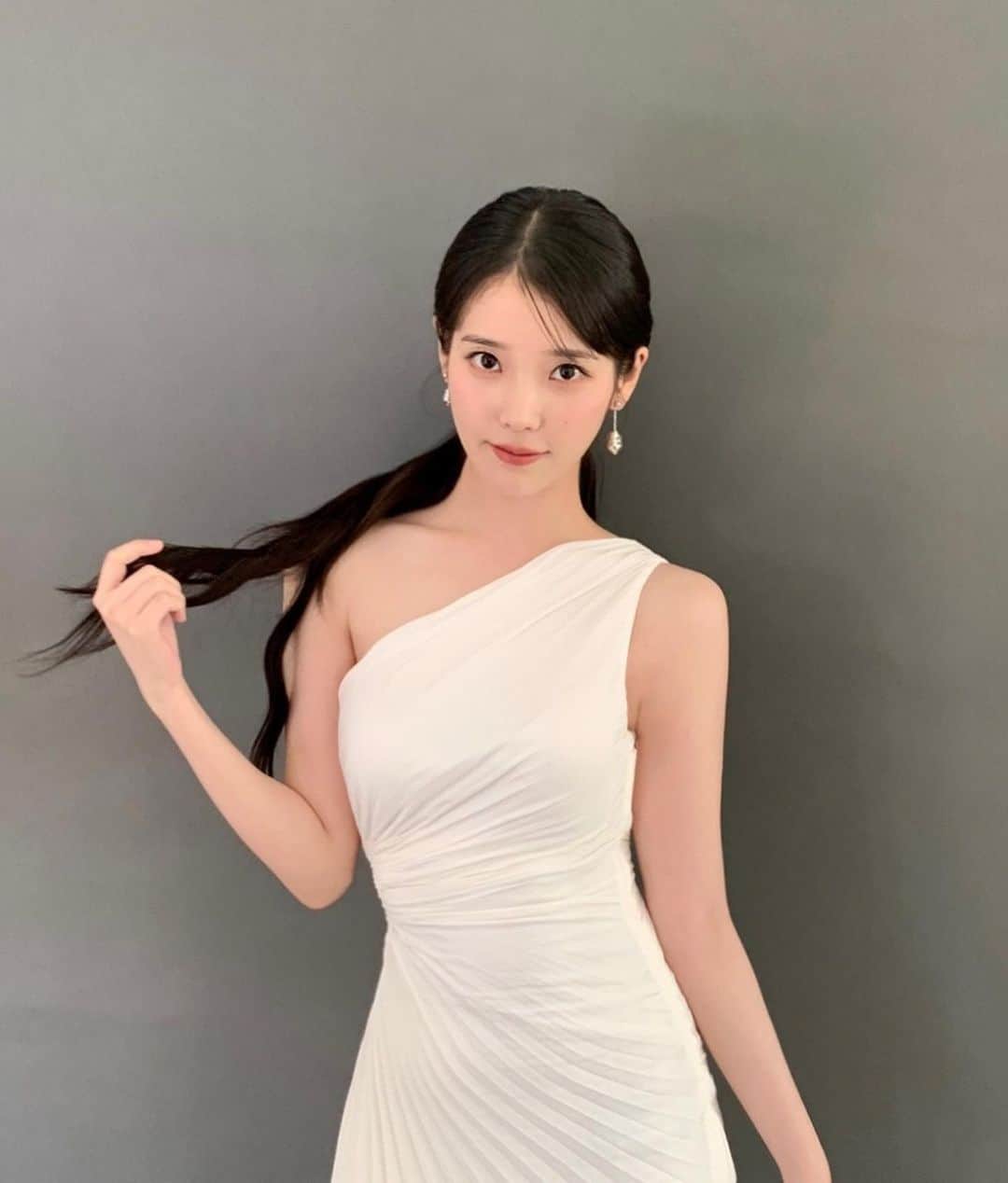 IUさんのインスタグラム写真 - (IUInstagram)「11월도 렛쓰기릿 검? 흰?」11月2日 15時24分 - dlwlrma
