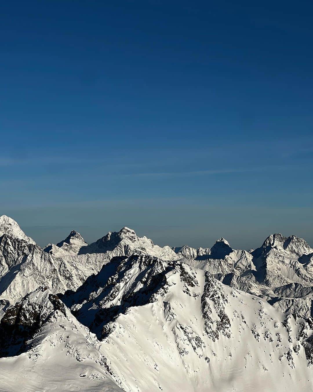 佐々木明さんのインスタグラム写真 - (佐々木明Instagram)「Mountain journey. European Alps  山脈。  脈々と頂きと頂きが連なるその姿は自分の小さな存在に気がつかせてくれます。 この中の一部でトレーニングをしたり又は冒険をしたり、山との繋がり方は多様にありますが、とても美しいその姿にはただただ息をのむばかりです。  この絶景の中での生活はおそらく身体動かなくなる迄続いて行く人生なのだと思いますが 山にのめり込みすぎず普通の人生も求めているのに どうしても自然が持つ無限大の大きさに惹かれてしまいます。  普通を求める反面。その反面が皮肉にも普通をさせてくれず。」11月2日 15時27分 - akiraexploring