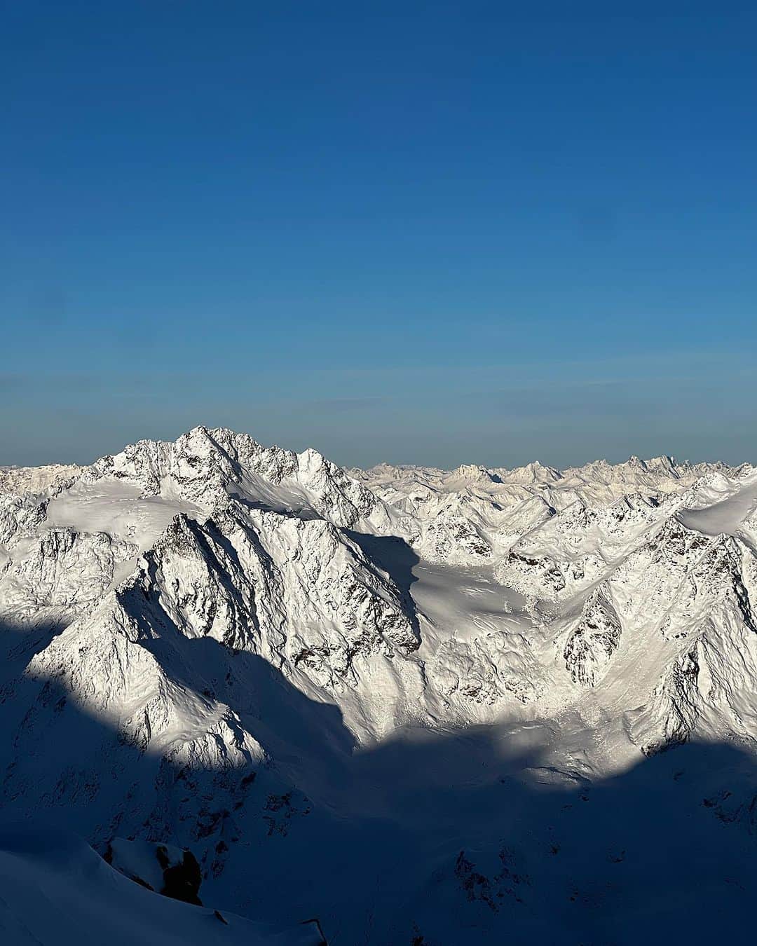 佐々木明さんのインスタグラム写真 - (佐々木明Instagram)「Mountain journey. European Alps  山脈。  脈々と頂きと頂きが連なるその姿は自分の小さな存在に気がつかせてくれます。 この中の一部でトレーニングをしたり又は冒険をしたり、山との繋がり方は多様にありますが、とても美しいその姿にはただただ息をのむばかりです。  この絶景の中での生活はおそらく身体動かなくなる迄続いて行く人生なのだと思いますが 山にのめり込みすぎず普通の人生も求めているのに どうしても自然が持つ無限大の大きさに惹かれてしまいます。  普通を求める反面。その反面が皮肉にも普通をさせてくれず。」11月2日 15時27分 - akiraexploring