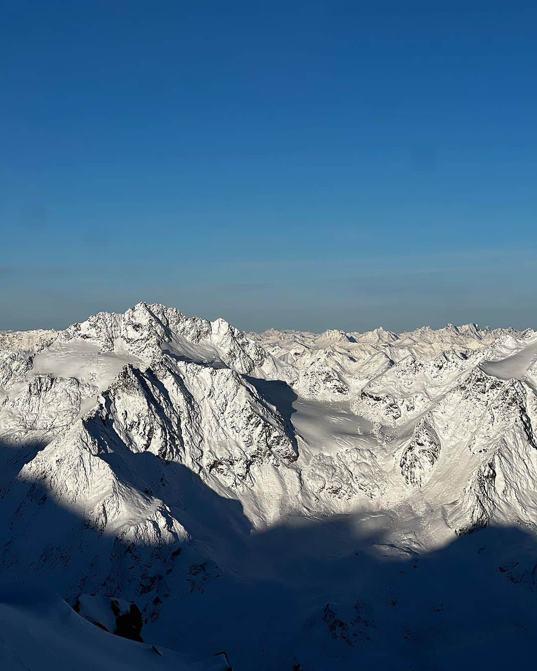 佐々木明のインスタグラム：「Mountain journey. European Alps  山脈。  脈々と頂きと頂きが連なるその姿は自分の小さな存在に気がつかせてくれます。 この中の一部でトレーニングをしたり又は冒険をしたり、山との繋がり方は多様にありますが、とても美しいその姿にはただただ息をのむばかりです。  この絶景の中での生活はおそらく身体動かなくなる迄続いて行く人生なのだと思いますが 山にのめり込みすぎず普通の人生も求めているのに どうしても自然が持つ無限大の大きさに惹かれてしまいます。  普通を求める反面。その反面が皮肉にも普通をさせてくれず。」