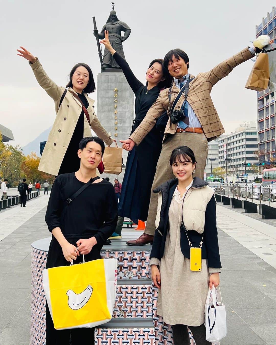 紫舟のインスタグラム：「ソウルにて 以前、紫舟アトリエで一緒に汗をながしてくれていた韓国人スタッフとご家族と再会することができました。嬉しい時間です、世界で仕事をする醍醐味です。現スタッフと共に記念撮影。 韓国では親切にしていただいてばかり、あたたかな時間を過ごしています。カムサハムニダ。  ◎「紫舟展～伝統表現を超えてゆく～」 日時：開催中～11/7 11:00-19:00 水定休 会場：ポルトローナ・フラウ東京青山（港区南青山5-2-13） https://designart.jp/designarttokyo2023/exhibitions/5230/ 作品： 1, 墨蹟が宙を舞う「浮世絵＆春画」 2, 絵の中に書が融合「書画」 3, 平面から解放「三次元の書」 4, 経年変化する「銀箔、硫黄、墨の競作が生む異界の書」」