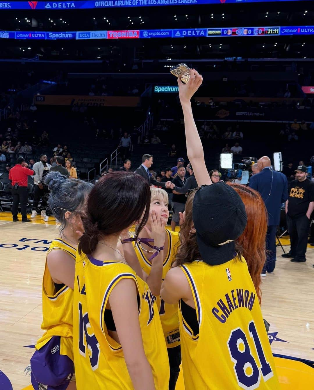 宮脇咲良さんのインスタグラム写真 - (宮脇咲良Instagram)「We win!!!!!!!!!  &  I'm cheering for you Rui Hachimura!! :)  @nba  @lakers」11月2日 15時42分 - 39saku_chan