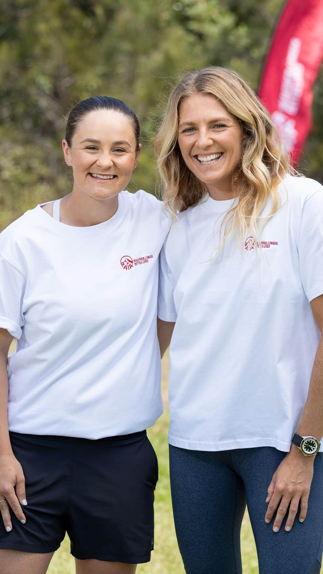 ステファニー・ギルモアのインスタグラム：「We’re delighted to be able to give back to local community with AIA Ambassadors @ashbarty and @stephaniegilmore. Whether it’s tennis or surfing, we want to support the lifelong positive health journey of the kids who belong to these clubs and hopefully inspire others to start taking small steps that ultimately lead to living healthier, longer, better lives.  Sporting organisations chosen by our AIA Ambassadors: Westside Tennis Academy, NSW. Pottsville Beach Tennis Club, NSW. City Community Tennis, NSW. Naru Surf Gathering, NSW. Forster Board Riders, NSW. Ocean Mind, VIC.  #AIAAustralia #AIAVitalityAus #HealthierLongerBetterLives #AIAOneBillion」