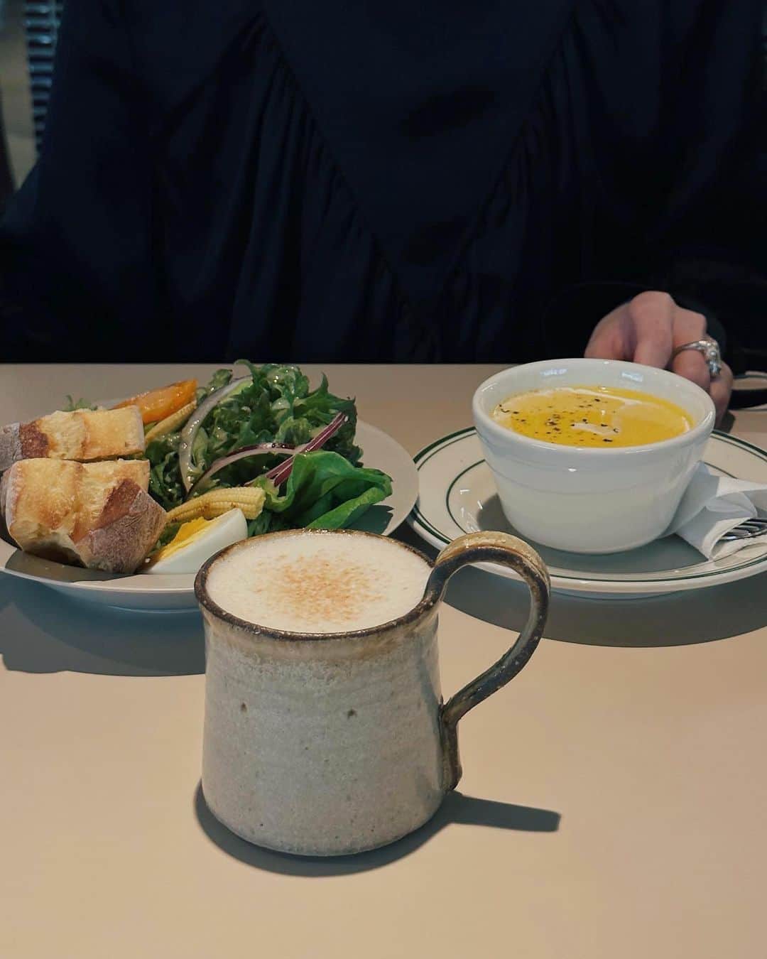 徐琁さんのインスタグラム写真 - (徐琁Instagram)「工作空檔來了ㄧ個新的咖啡廳 整個空間很舒服 自己一個人來也很適合 紅酒牛肉飯跟麵包都好吃～   #cosintaipei🌸」11月2日 15時40分 - cos55555