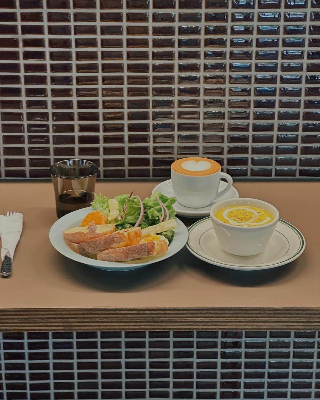 徐琁さんのインスタグラム写真 - (徐琁Instagram)「工作空檔來了ㄧ個新的咖啡廳 整個空間很舒服 自己一個人來也很適合 紅酒牛肉飯跟麵包都好吃～   #cosintaipei🌸」11月2日 15時40分 - cos55555