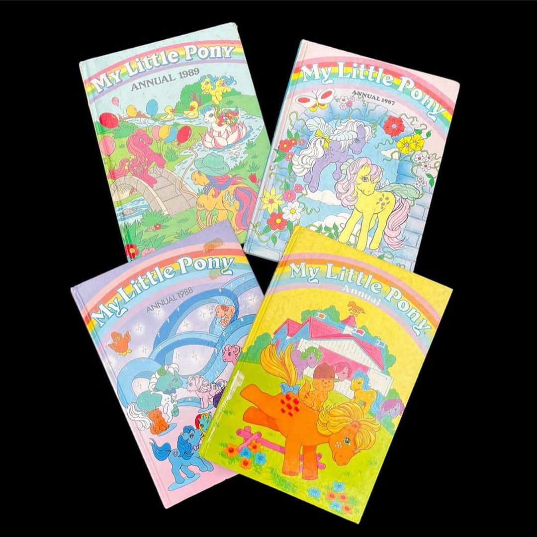 おもちゃやSPIRALのインスタグラム：「80's 90's My Little Pony Book入荷しました📕📙📘  中の絵もすごくかわいいです✨」