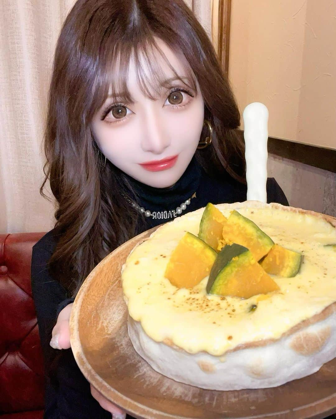 桜井莉菜さんのインスタグラム写真 - (桜井莉菜Instagram)「今年も行って来ました‼️ 【 @ark.2nd 】🧡🧡🧡 待ってたよー待ってたよー！ パンプキンシカゴピザ🎃✨ 私のいっちばん大好きなピザ🍕❤️ こんなに美味しいものがあって良いのか😳 このほんのり甘いパンプキンピザにハチミツ🍯かけて食べるのよ🫣もう罪悪感の塊👻 でもそんなのどーーーでも良くなる🙌 本当、これだけは毎年いつからパンプキン出ますか？🎃って聞くくらい、もはやパンプキン始まったらもう教えてくれるようになったくらい絶対的存在になってる🥰❤️‼️ 食べた事無い人は是非食べてみてほしーオススメです🧡  #ピザ#シカゴピザ#パンプキン#パンプキンピザ#パンプキンシカゴピザ#新宿#新宿グルメ#新宿ランチ」11月2日 15時44分 - rina__sakurai