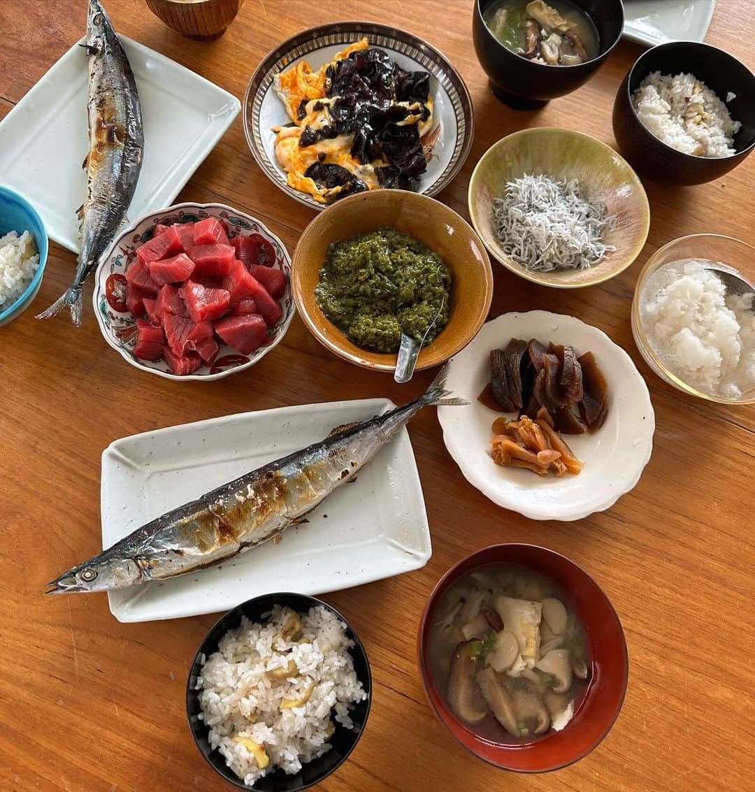 のインスタグラム：「先日の我が家の食卓。 こーゆーの作るの意外と手間だよね。洋食の方が気楽と言うか。でも、手間暇かけたからこそ美味しさも倍増なんだけどね。秋刀魚、もしかしたら今週土曜に販売するかもです。その時はお知らせしますね。 #クリトモ商店」