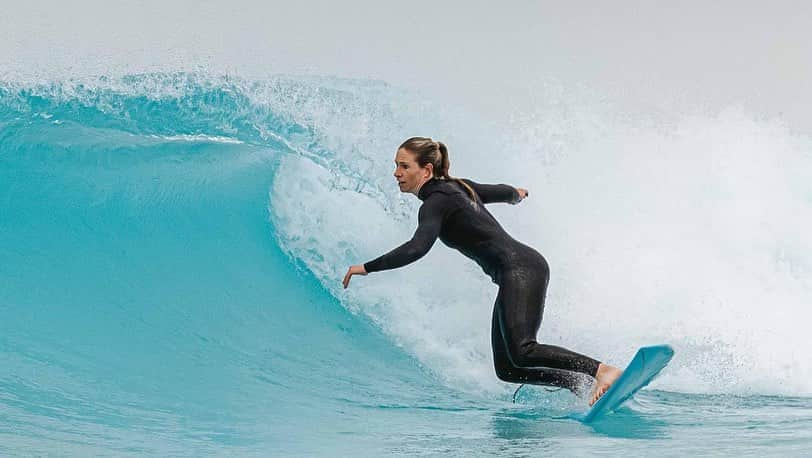 イリース・ケロンド・ナイトのインスタグラム：「And just like that, 5 weeks is up 🥲. So much fun working on my top turns with the crew at @urbnsurf. Definitely booking in again soon for another progression course 🤙. Love the home shot surf footage from our surf instructor (surf Dad), James. I should get back to my real job now - fun’s over 🤭 ⚽️  📸 @angiec.photography」