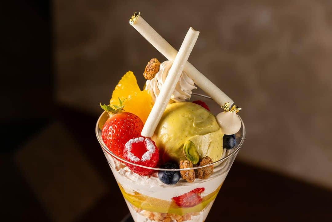 ホテルオークラ東京 Hotel Okura Tokyoのインスタグラム：「2023年の最後を飾るパフェ🍨 Last Parfait in 2023✨  「ルイボスティーとピスタチオのパフェ」 バーラウンジ スターライト オークラ プレステージタワー 41階 平日：17:00～ 土・日・祝日：11:30～ 12月31日(日)まで  “Rooibos Tea and Pistachio Parfait ” Bar & Lounge Starlight Location: 41st Floor, The Okura Prestige Tower Mon-Fri : from 17:00 Sat-Sun : from 11:30 Available until December 31  プロフィールよりどうぞ↑ #パフェ  #冬スイーツ  #ピスタチオスイーツ  #ルイボスティー  #ホテルカフェ #スイーツ好きな人と繋がりたい  #スイーツ部 #東京カフェ #港区カフェ  #theokuratokyo #オークラ東京 #東京ホテル  #ラグジュアリーホテル #parfait #sweetstagram #sweetslover #pistachio #rooibostea #tokyohotel  #lhw #lhwtraveler #uncommontravel #东京 #酒店 #도쿄 #호텔 #일본 #ญี่ปุ่น #โตเกียว #โรงแรม」