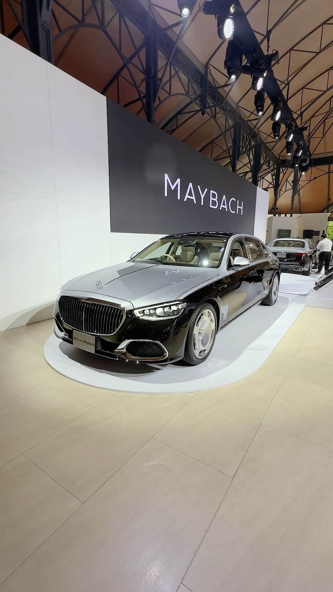 Mercedes-Benz Thailandのインスタグラム：「พาชมบรรยากาศงานเปิดตัวรถยนต์ “Mercedes-Maybach S 580 e Premium”✨ อัครยานยนต์ระดับไฮเอนด์ลักชัวรีที่สะท้อนเอกลักษณ์ความสง่างามตามแบบฉบับของ Mercedes-Maybach ครั้งแรกกับรุ่นประกอบในประเทศไทยและถือเป็นประเทศแรกที่ขึ้นไลน์ผลิตตัวถังสี Two-tone 🤍🖤   ⭐️Mercedes-Maybach S 580 e Premium ราคา 11,200,000 บาท   สัมผัสอัครยานยนต์ที่สะท้อนความเป็นผู้นำด้วยตัวคุณเองได้แล้ววันนี้ ที่ผู้จำหน่ายฯ Mercedes-Maybach ทั่วประเทศ  #Maybach #S580e  #MercedesMaybach #MercedesBenzThailand」