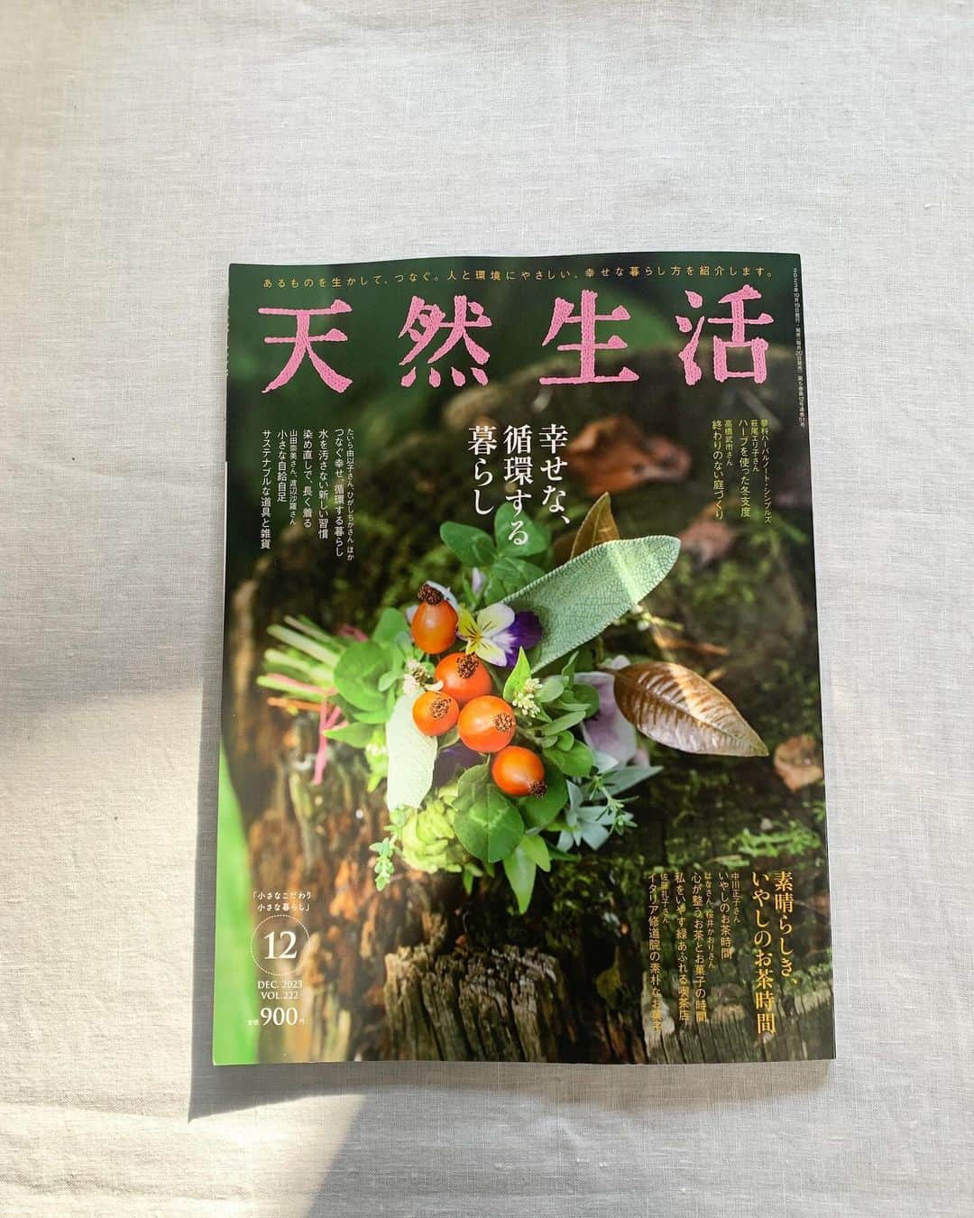 長田 佳子のインスタグラム：「天然生活　12月号 幸せな、循環する暮らし @tennenseikatsu   '染め直しで、長く着る'のコーナーで マキマロさんのワークワンピース コルシカをご紹介していただきました。 @maquimalo   このコルシカという名のワンピースは コルシカ島の放牧地に暮らす羊飼いのスモッグのイメージからきているそうなのですが、 エプロンが苦手なわたしにとって素晴らしいワークウェアです。 ３色持っているうちの、少しくたびれてきたグレーの染め直しをマキさんにお願いしたら、 グレーからアンティークホワイトに染め直してくれて驚きました。  そんな、いつも生き生きとした喜びを伝えてくれる 尊敬してやまないマキマロファミリーの展示が 11/17から鎌倉の夏椿さん @natsutsubaki_2009 で行われます。 みなさまぜひお出かけください🌳」