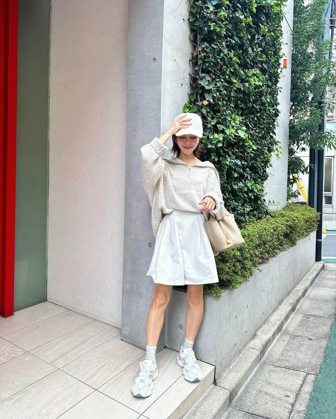 水野佐彩のインスタグラム：「・ 先日ライブで着ていて 褒められたニットは @classicalelf_official のでした🤍 肌触りもふわふわで ジップを開けても閉じても可愛いので 着回しできてすごく使えるよー🫶🏻  この日は淡めのワントーンコーデにした🥰 リンクはストーリーに貼っとくねー🩷  #PR #classicalelf #クラシカルエルフ #エルフコーデ #タイアップ#JAVA#ジャバ」