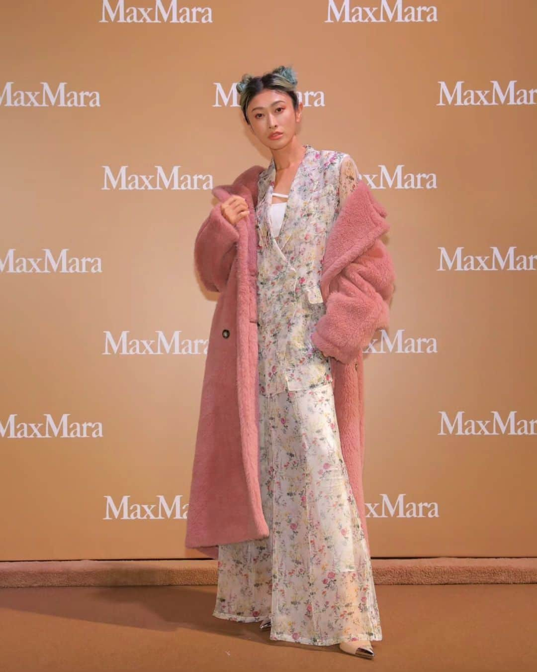 山田優さんのインスタグラム写真 - (山田優Instagram)「MaxMara @maxmara  テディベアコートが誕生10周年！！ 会場がコートのようにもこもこしていたり クマの形をしたわたあめがあったり ブランドの世界観が体感できる空間でした♡♡  クレーンゲームも楽しかったー！  私の髪もクマにしてもらいましたw Thank you @shibuken_sunvalley  #MaxMaraTeddyTen  #MaxMara  #PR」11月2日 15時56分 - yu_yamada_