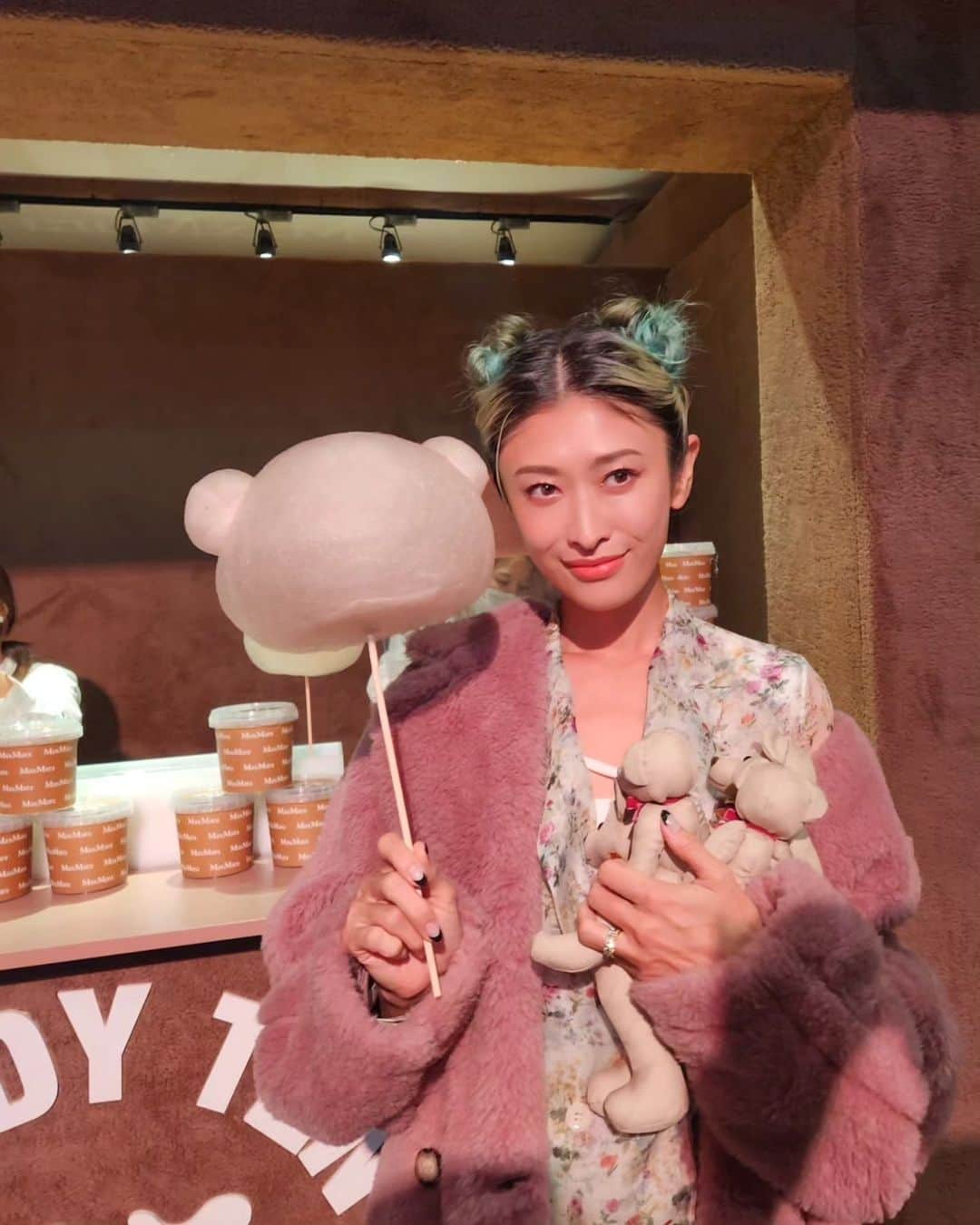 山田優のインスタグラム：「MaxMara @maxmara  テディベアコートが誕生10周年！！ 会場がコートのようにもこもこしていたり クマの形をしたわたあめがあったり ブランドの世界観が体感できる空間でした♡♡  クレーンゲームも楽しかったー！  私の髪もクマにしてもらいましたw Thank you @shibuken_sunvalley  #MaxMaraTeddyTen  #MaxMara  #PR」