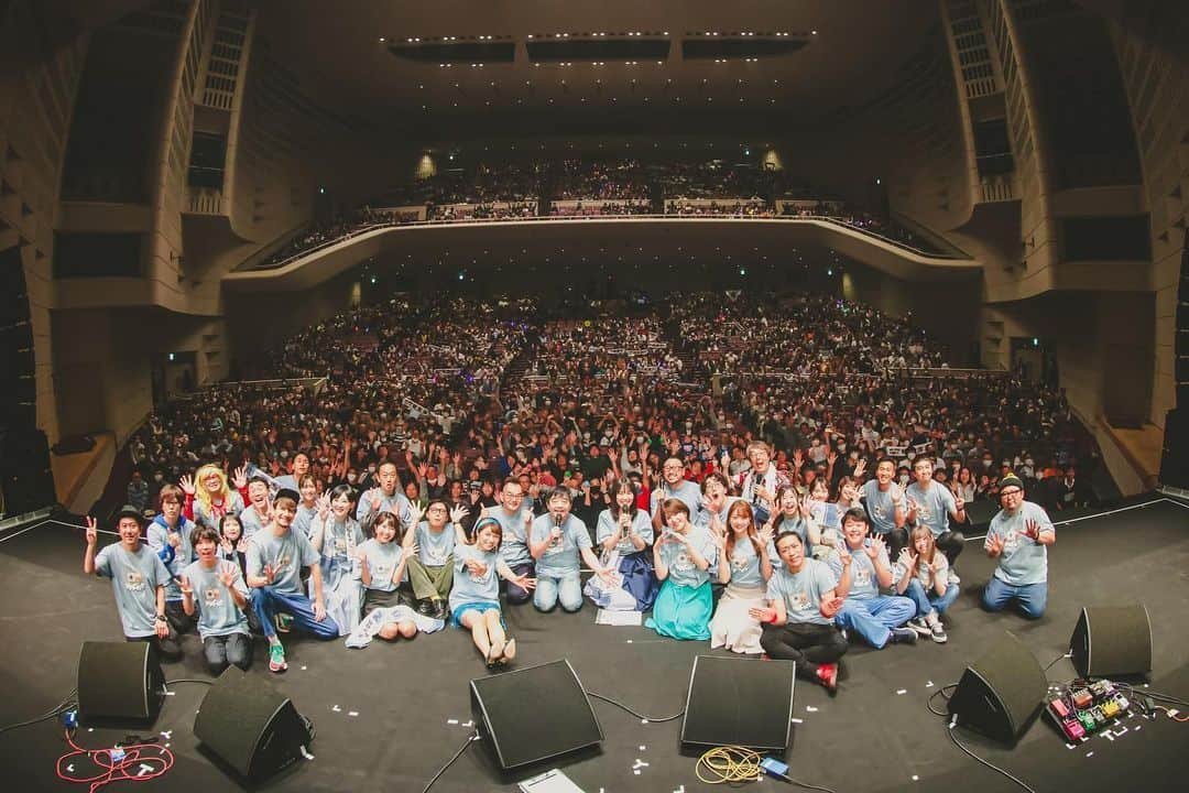 アイドル鳥越のインスタグラム：「なんと、、、、私が2500人キャパの舞台で！！！  #大宮いんびてーしょん ありがとりちゃん🥺👏  あんなすごい大舞台で旦那のパーマ大佐とネタをさせていただいて、あとエスカネーチャンズでも歌って！！！ バカボン鬼塚さんと古坂大魔王さんとでか美ちゃんさんとトークコーナーも出させていただきました！！  沢山の皆さんのノリの良さや笑顔。 本当に本当に幸せでした。 これなかった方もまた機会があるように鳥頑張ります！！  これからもNACK5をよろしくお願いします！！！  最強のラジオ局だぞー！！！」