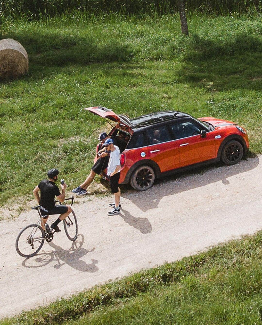 MINI Japanさんのインスタグラム写真 - (MINI JapanInstagram)「4輪から2輪タイヤへ乗り換えて、気分上々😎    📸: @sunpic.r    #MINI5Door #MINIJapan」11月2日 18時00分 - mini_japan