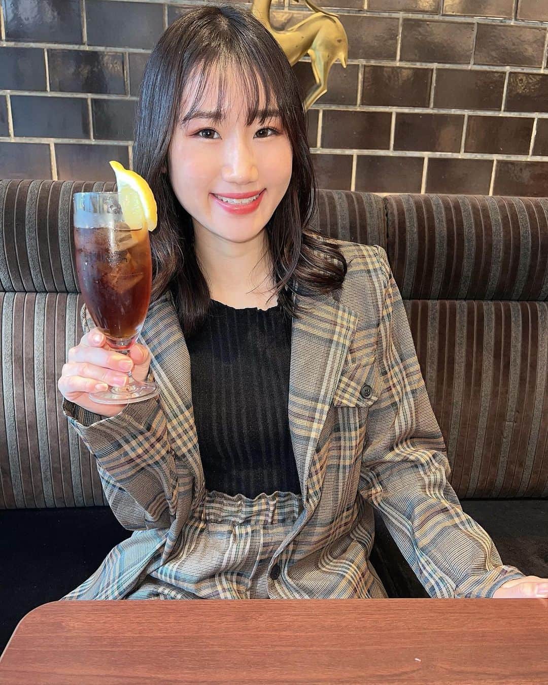 横山天音のインスタグラム：「SHEINの秋服コーデ！ 全部可愛い❤️ぜひ参考にしてみてね！  155センチ47キロ （着用サイズ書いてあります）  🍁ピンクジャージ（Sサイズ）/ID:21492732 SHEIN MOD フラップポケットサイド ドローストリングウエスト パラシュートパンツ ☝️色味が可愛い💕ウエストがだいぶ大きいなくど絞ったら全然OK!裾も絞れるから安心して☺️だぼっと着ています！  🍁ブーツ（JP23.5/CN37）/ID:11888728 スクエアトゥ プラットフォーム チャンキーヒール フェイクスエード ソックスブーツ ブラック エレガント 女性向け ファッショナブル 単色 ブーツ ☝️普段23.0〜23.5だから23.5にしたら結構大きい作りだった！ワンサイズ小さめがよいかも！  🍁お花柄パーカー（Lサイズ）/ID:18970409 SHEIN Qutie 花柄 パッチ カンガルーポケット ドロップショルダー ドローストリング パーカー ☝️お花かわいい💐前のみのデザインです。Lにしたけど155cmならMでも良いかも！かなりダボダボと着たいならLが◎  🍁セットアップ（Sサイズ）/ID:6918172 DAZY 格子縞 ラペルネック コート & ペーパーバッグウエスト ショートパンツ ☝️チェックが秋らしくて可愛い！Sでぴったり！めちゃおすすめ！しわになりやすいから気をつけてね☺️  🍁ジャケット（Mサイズ）/ID:11032386 Dazy-Less ドロップショルダー スラントポケット PU ジャケット ☝️あったかい！Mでも可愛いけど結構大きめだから、Sでもよかったかも！  🍁ショーパン（Mサイズ）/ID:2465187 DAZY シンプル　Vカットウエスト　ワイドレッグ　ショートパンツ ☝️ヒップ88なんだけどMぴったり！太ももが広いから動きやすいし、細く見える！ウエストもスッキリで良き！生地はうすめ！  🍁白半袖ニット（Sサイズ）/ID:9901542 DAZY 無地柄 ケーブルニット トップス ☝️色味と生地がかわいい！ただ半袖だから、何か羽織ってね☺️私はSでぴったり！Mでもよいかも？  🍁ハートパーカー（Lサイズ）/ID:11463708 DAZY ハートカットアウト ハートくり抜き ドロップショルダー スウェット ☝️シンプルな可愛さ！生地はドライ素材？さらさらしてる！前は無地。デザインは後ろのハートの穴のみ。インナー難しいけどかわいい💕冬はヒートテック着ればOKな気がする☺️  🍁黒長袖ニット（Sサイズ）/ID:1593511 SHEIN EZwear レタストリム リブニット Tシャツ ☝️これは本当に形がきれいです。ぴったりフィット！スタイルよく見える！おすすめ❤️  🍁デニム（Sサイズ）/ID:2587245 DAZY ハイウェスト ダメージワイドレッグジーンズ ☝️1番おすすめ！！軽いけどしっかりした生地。丈の長さや、ウエストのサイズ感が本当にぴったりで感動している！！！体型似ている方ぜひ！ほどよいダメージもかわちい☺️💕  SHEINの公式サイトやアプリで検索画面にこの商品IDを入力するとおそろいにできるよ！みんなでお揃いにしよ～！ @shein_japan　@sheinofficial  SHEINは試すたび、好きが見つかる！届くたび、好きが増えてく！ 30万点以上の注目アイテムが大幅値下げ中だよー👏  #PR #SHEIN1111sale #SHEINGoodFinds #SHEINforAll #loveshein #ad #saveinstyle #DazyHyunA」