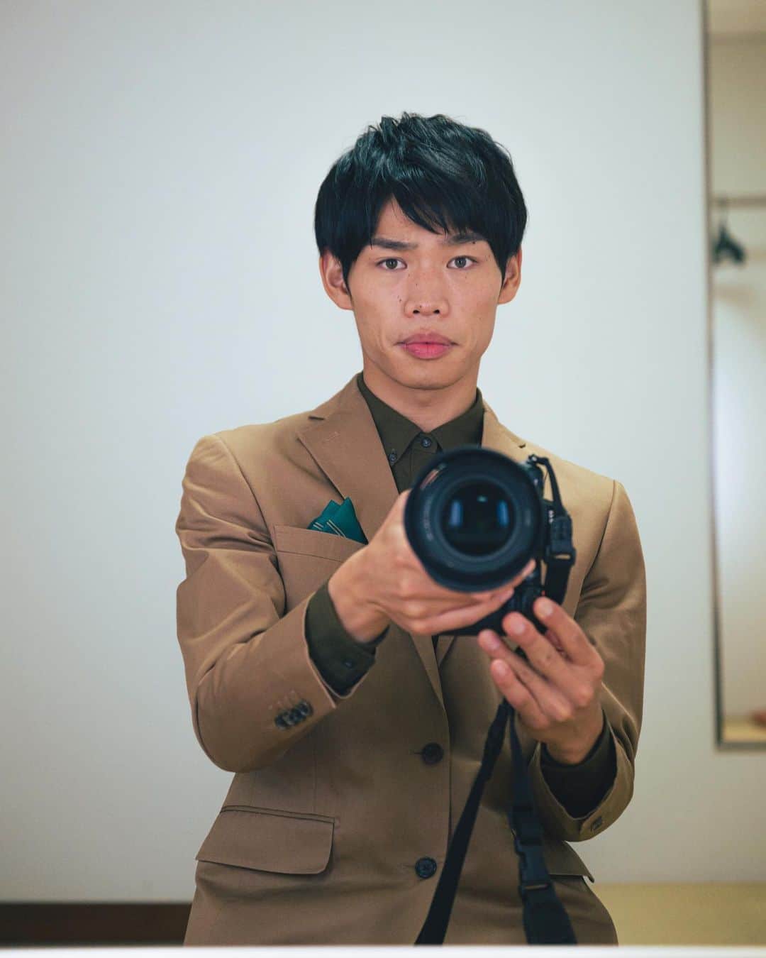 のインスタグラム：「マツの若木役！ 11月3日(金) 『生きものさんいらっしゃい！』 16:30~(NHK Eテレ)  ココリコ田中さんと臼田あさ美さんの生きものバラエティ！僕はもっと成長したい松の木がどの生きものと力を合わせたら大きく育つのか、恋愛リアリティーショー的な演出で描く回！の松の木役で出させてもらいます。本編では松の枝のカチューシャや腕章をつけていてとてもEテレ感のある最高収録でした。本当に面白いので生きものドキュメント好きな方ぜひ！明日16:30から！錦鯉のまさのりさんも一緒だったのですが田中さんと同い年ということが発覚してめちゃくちゃ驚いた。 #生きものさんいらっしゃい」
