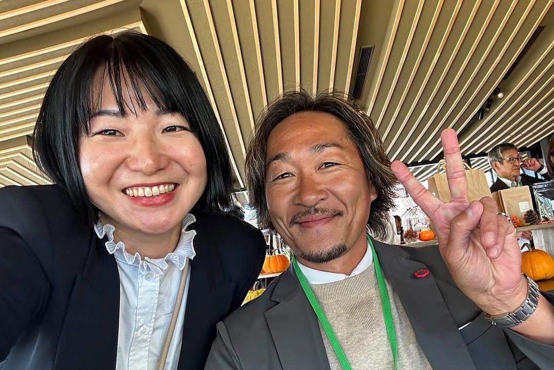 石川直宏さんのインスタグラム写真 - (石川直宏Instagram)「『うれしいを、いっしょに』  【農業も観光も楽しめる未来の嬉野の街を作るために、企業・自治体・各組織がともにできることとは？】  サッカー(スポーツ)×農 をテーマにインスピレーショントーク🎤  対話を通じて相互・内容理解を深めながら、様々なアイデアを共有・共感し合いました🤝  佐賀県嬉野市は初めて訪れた地でしたが日帰りだったので、自然や街・人の魅力を今度はゆっくり来て感じたいと思います✨  貴重な機会をいただきありがとうございました🙌  #スポーツフューチャーセンターうれしの #フューチャーセッション #未来への対話  #会話 #対話 #議論 #嬉野市 #佐賀県 #うれしいをいっしょに #田上悦史 #ザスモールシングス #北川健太 #旅館大村屋  #北野秀一 #きたの茶園 #岩田美香 #女子プロレスラー #濃姫米 #竹村幸 #競泳 #LinkSports  #NaohiroIshikawa #石川直宏 #NAOsFARM農場長」11月2日 16時05分 - sgss.18