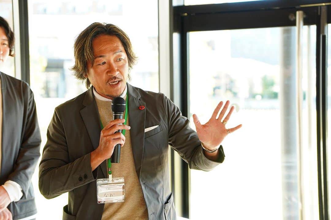 石川直宏さんのインスタグラム写真 - (石川直宏Instagram)「『うれしいを、いっしょに』  【農業も観光も楽しめる未来の嬉野の街を作るために、企業・自治体・各組織がともにできることとは？】  サッカー(スポーツ)×農 をテーマにインスピレーショントーク🎤  対話を通じて相互・内容理解を深めながら、様々なアイデアを共有・共感し合いました🤝  佐賀県嬉野市は初めて訪れた地でしたが日帰りだったので、自然や街・人の魅力を今度はゆっくり来て感じたいと思います✨  貴重な機会をいただきありがとうございました🙌  #スポーツフューチャーセンターうれしの #フューチャーセッション #未来への対話  #会話 #対話 #議論 #嬉野市 #佐賀県 #うれしいをいっしょに #田上悦史 #ザスモールシングス #北川健太 #旅館大村屋  #北野秀一 #きたの茶園 #岩田美香 #女子プロレスラー #濃姫米 #竹村幸 #競泳 #LinkSports  #NaohiroIshikawa #石川直宏 #NAOsFARM農場長」11月2日 16時05分 - sgss.18