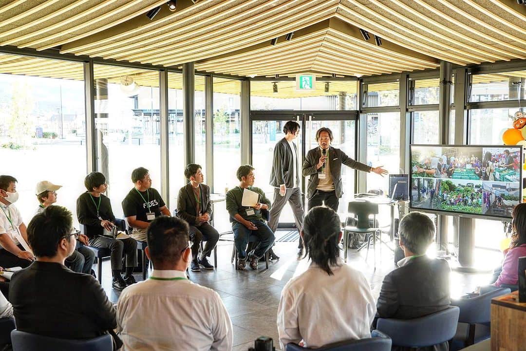 石川直宏さんのインスタグラム写真 - (石川直宏Instagram)「『うれしいを、いっしょに』  【農業も観光も楽しめる未来の嬉野の街を作るために、企業・自治体・各組織がともにできることとは？】  サッカー(スポーツ)×農 をテーマにインスピレーショントーク🎤  対話を通じて相互・内容理解を深めながら、様々なアイデアを共有・共感し合いました🤝  佐賀県嬉野市は初めて訪れた地でしたが日帰りだったので、自然や街・人の魅力を今度はゆっくり来て感じたいと思います✨  貴重な機会をいただきありがとうございました🙌  #スポーツフューチャーセンターうれしの #フューチャーセッション #未来への対話  #会話 #対話 #議論 #嬉野市 #佐賀県 #うれしいをいっしょに #田上悦史 #ザスモールシングス #北川健太 #旅館大村屋  #北野秀一 #きたの茶園 #岩田美香 #女子プロレスラー #濃姫米 #竹村幸 #競泳 #LinkSports  #NaohiroIshikawa #石川直宏 #NAOsFARM農場長」11月2日 16時05分 - sgss.18
