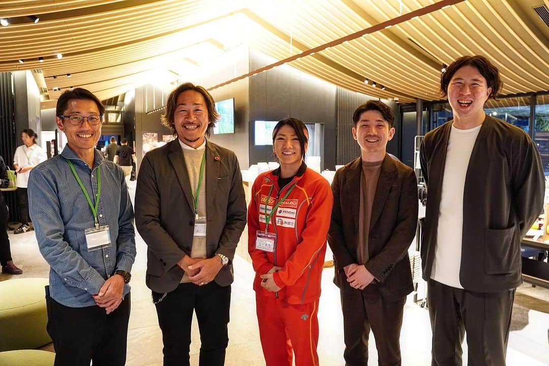 石川直宏さんのインスタグラム写真 - (石川直宏Instagram)「『うれしいを、いっしょに』  【農業も観光も楽しめる未来の嬉野の街を作るために、企業・自治体・各組織がともにできることとは？】  サッカー(スポーツ)×農 をテーマにインスピレーショントーク🎤  対話を通じて相互・内容理解を深めながら、様々なアイデアを共有・共感し合いました🤝  佐賀県嬉野市は初めて訪れた地でしたが日帰りだったので、自然や街・人の魅力を今度はゆっくり来て感じたいと思います✨  貴重な機会をいただきありがとうございました🙌  #スポーツフューチャーセンターうれしの #フューチャーセッション #未来への対話  #会話 #対話 #議論 #嬉野市 #佐賀県 #うれしいをいっしょに #田上悦史 #ザスモールシングス #北川健太 #旅館大村屋  #北野秀一 #きたの茶園 #岩田美香 #女子プロレスラー #濃姫米 #竹村幸 #競泳 #LinkSports  #NaohiroIshikawa #石川直宏 #NAOsFARM農場長」11月2日 16時05分 - sgss.18