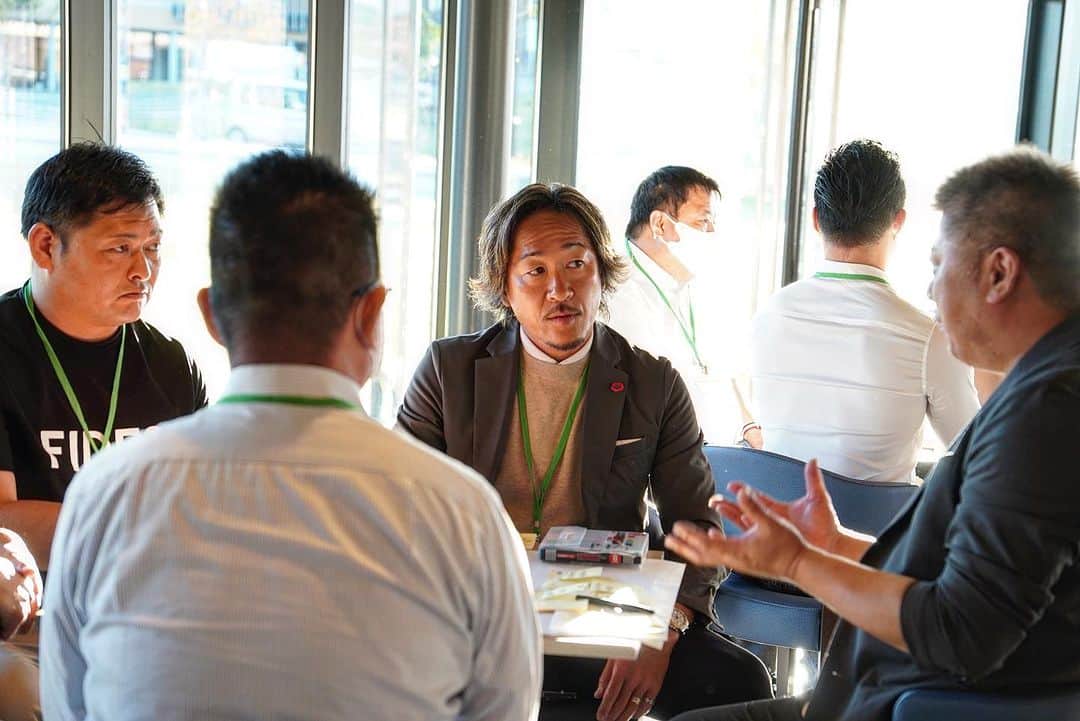 石川直宏さんのインスタグラム写真 - (石川直宏Instagram)「『うれしいを、いっしょに』  【農業も観光も楽しめる未来の嬉野の街を作るために、企業・自治体・各組織がともにできることとは？】  サッカー(スポーツ)×農 をテーマにインスピレーショントーク🎤  対話を通じて相互・内容理解を深めながら、様々なアイデアを共有・共感し合いました🤝  佐賀県嬉野市は初めて訪れた地でしたが日帰りだったので、自然や街・人の魅力を今度はゆっくり来て感じたいと思います✨  貴重な機会をいただきありがとうございました🙌  #スポーツフューチャーセンターうれしの #フューチャーセッション #未来への対話  #会話 #対話 #議論 #嬉野市 #佐賀県 #うれしいをいっしょに #田上悦史 #ザスモールシングス #北川健太 #旅館大村屋  #北野秀一 #きたの茶園 #岩田美香 #女子プロレスラー #濃姫米 #竹村幸 #競泳 #LinkSports  #NaohiroIshikawa #石川直宏 #NAOsFARM農場長」11月2日 16時05分 - sgss.18