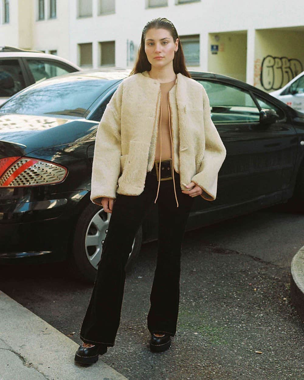 ロサモサのインスタグラム：「A shearling jacket + A beautiful vest + A pair of boots + No more you need ✨!! + all available online from our webshop & at our Vienna Shop + #rosamosa #rosamosavienna #wien #schleifmühlgasse #shearlingvest #shearlingjacket #shearlinggilet #bootsseason #goodyearboots #norvegianwelted #viennastyle  + photo @nekomunikata  styling @rike_hemedinger_  hair/make @paint_by_n」