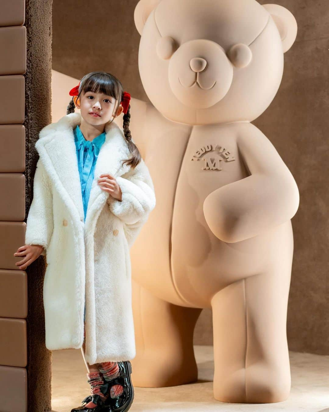 アレン明亜莉クレアのインスタグラム：「MaxMara "TEDDY10" 10th Anniversary Event!  I attended MaxMara's event at Roppongi Hills Arena ☺️ wearing a cute white fuzzy teddy bear coat 🧸.  There were bear cotton candies, a cute bear crane game, and even a skating rink!  The pop-up store at Roppongi Hills Plaza will be open until November 15 🧸🎵  @maxmara   #MaxMaraTeddyTen #MaxMara #maxmara #maxmarateddyten #pr #secondgrade #halfmodel #model #teddybearcoat  #mixedkids」