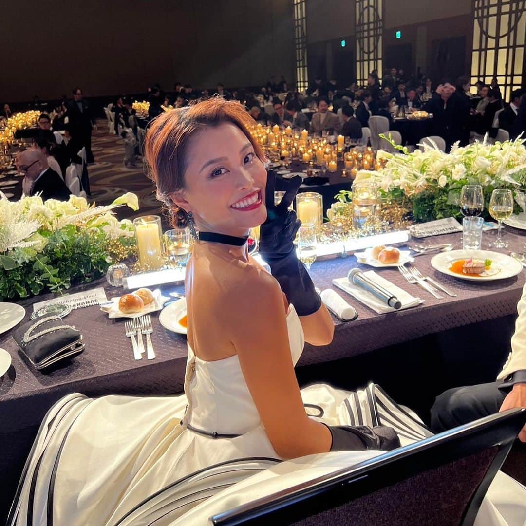 中城あすかさんのインスタグラム写真 - (中城あすかInstagram)「先日かんちゃんの結婚式に参列してきました💍  終始キラキラしていて、愛溢れる幸せな式と披露宴でした✨  披露宴では歌いながら登場し、かんちゃんらしく賑やかでとても楽しいパーティでした😊  真奈と千夏と一緒に担当した受付も楽しかったっ♡  congratulations on your wedding💒 @yoshiikanae」11月2日 16時17分 - asukanakajo