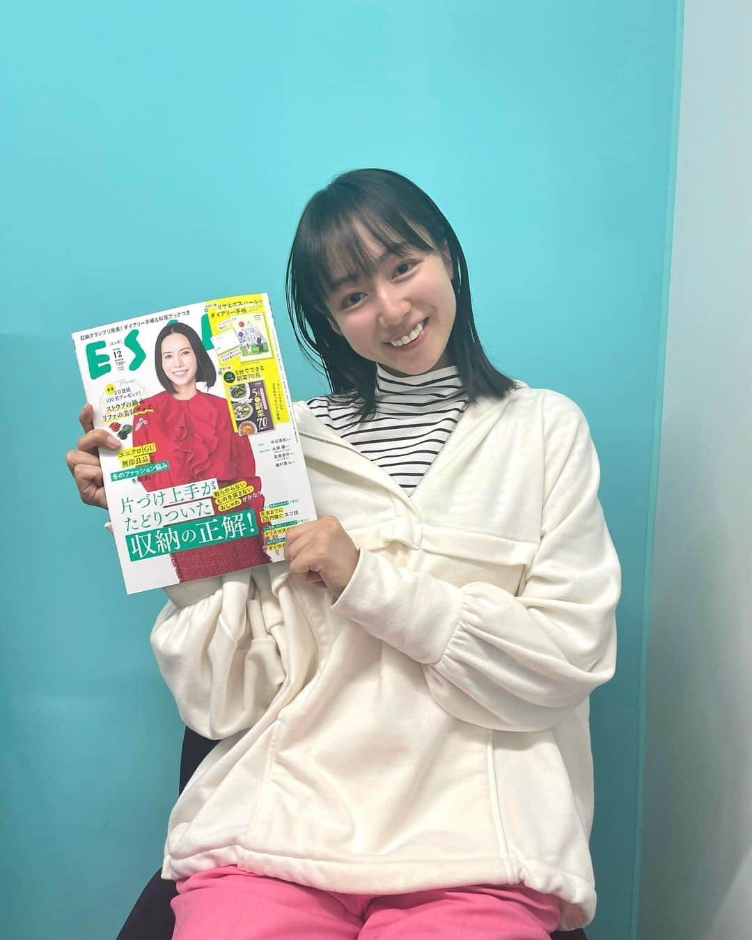 寺田真珠さんのインスタグラム写真 - (寺田真珠Instagram)「【情報解禁】  📖『ESSE』12月号にベルシステム24の広告が掲載されています！  私もモデルとして撮影させていただきました。 ほんっっっとに楽しい撮影だったのではやくでないか ずっとそわそわしてました。  誌面1ページにカラーで掲載！  とても華やかなページとなってまして、 凄いことになってます。  本日11/2(木)発売！！！ ぜひ皆様もチェックしてみてください🐶♡  引き続きお知らせも沢山あるので お楽しみに〜！！！！！！！！！！  #撮影 #雑誌 #雑誌掲載 #雑誌撮影 #esse #ベルシステム24 #広告 #photo #photography #camera #ootd #ootdfashion #fashion #style #jeanasis #jeanasisコーデ #ジーナシス #ジーナシスコーデ #gu #ジーユー #カジュアルコーデ #casual #casualstyle #秋 #秋コーデ #秋服 #秋服コーデ #美容 #本日発売 #11」11月2日 16時18分 - shinju_terada