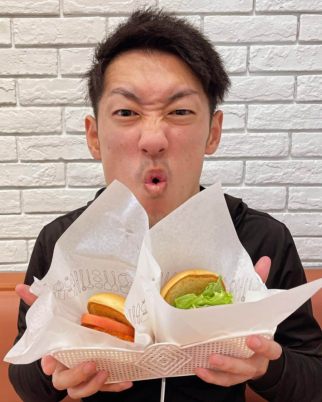 遊人のインスタグラム：「トレーニング後のモスバーガー😏」