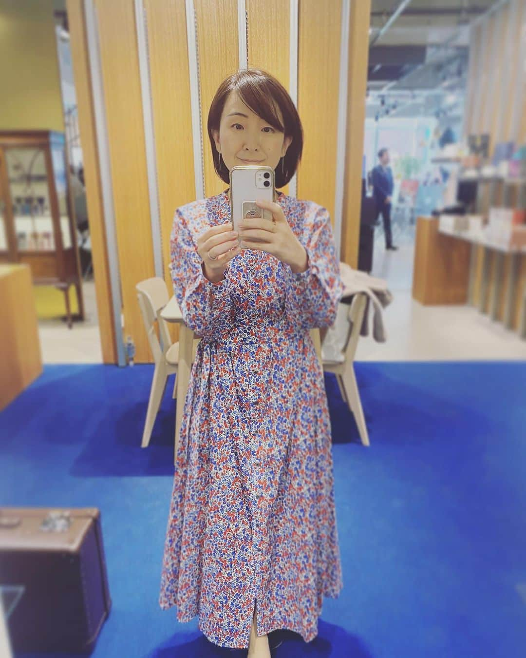 田添菜穂子さんのインスタグラム写真 - (田添菜穂子Instagram)「I finally got my semi custom made liberty dress!! I chose this print from 250 patterns!  表参道のvulcanize London @vulcanize_london_official で8月終わりにオーダーしたリバティプリントのセミオーダーワンピースが、出来上がったので、受け取りに。  250以上のプリント生地見本から選ぶのは、楽しかったけれど、欲しい柄が次々出てきて、1つに絞るのは、大変でした、、、 選んだのはWiltshireのred &blue  一枚作るとあの柄も！あの柄でも！って思っちゃいますね😊  #リバティプリント #セミオーダー」11月2日 16時11分 - nahokotazoe