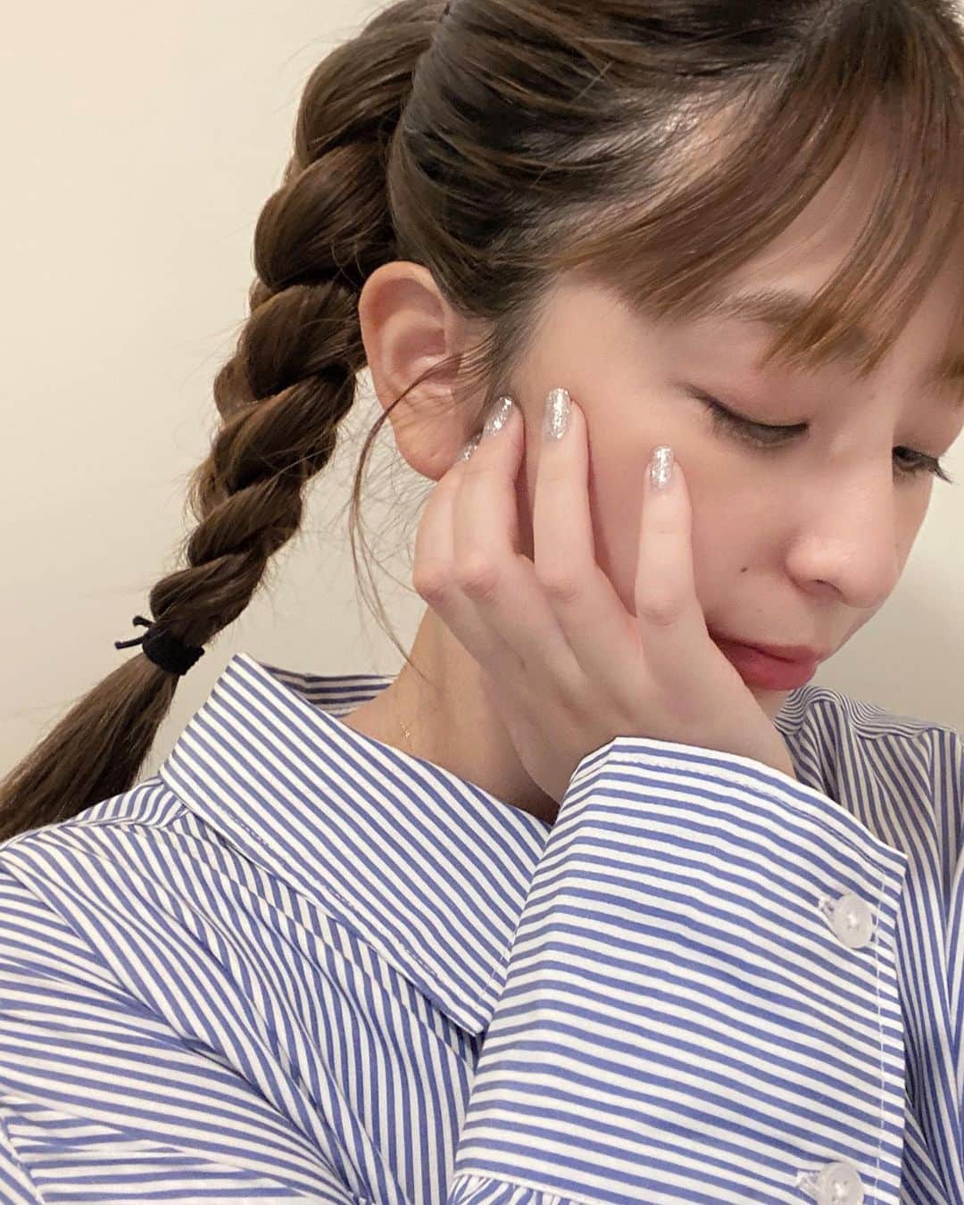 ayuのインスタグラム：「.⁡ 健栄製薬のプロモーションに参加しています🫳✨⁡ ⁡ @kenei_official_jp  …⁡ 毎日の洗い物やお掃除で手のカサカサが当たり前に、、、。⁡ 昔は頑張ってケアもしていたけど、最近さぼりがちだったので、ふとした瞬間手荒れが気になるようになりました🥺⁡ ヒルマイルドHクリームは、ハンドクリームでは珍しい医薬品💎なので効能効果が認められていて、手荒れ、ひび、あかぎれにいいみたいです！⁡ お水にも強いので、家事育児中にも使えて心強い味方になってくれそうです🌼⁡ 一日気づいた時に塗るようにするだけで、手触りが◎💎⁡ .⁡ ーーーーーーーーーーー⁡ 販売名：ヒルマイルドHクリーム（第2類医薬品）⁡ ーーーーーーーーーーー⁡ ⁡ ⁡ #PR #健栄製薬 #ヒルマイルド#ハンドクリーム#ヒルマイルドHクリーム」