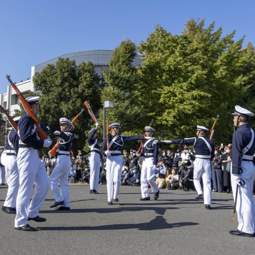 海上自衛隊さんのインスタグラム写真 - (海上自衛隊Instagram)「防衛大学校第71回開校記念祭が4年ぶりに一般公開されます！🔥防衛大学校は陸海空自衛隊の幹部自衛官を育成する機関で、神奈川県横須賀市にあります。 開校記念祭では防大名物の棒倒し、学生の観閲行進、訓練展示、儀仗隊によるドリル展示をはじめとする様々な行事があり、とても見応えのあるものとなっています！  💫詳細は防衛大学校開校祭広報アカウントをチェック✅ @nda_festival71   家族、友人、防大に少しでも興味のある方はこぞってご参加ください！  🗓️2023.11.11(土)〜12(日) 📍神奈川県横須賀市走水1-10-20 防衛大学校  #防衛大学校 #防大 #自衛隊好きな人と繋がりたい」11月2日 16時13分 - jmsdf_pr