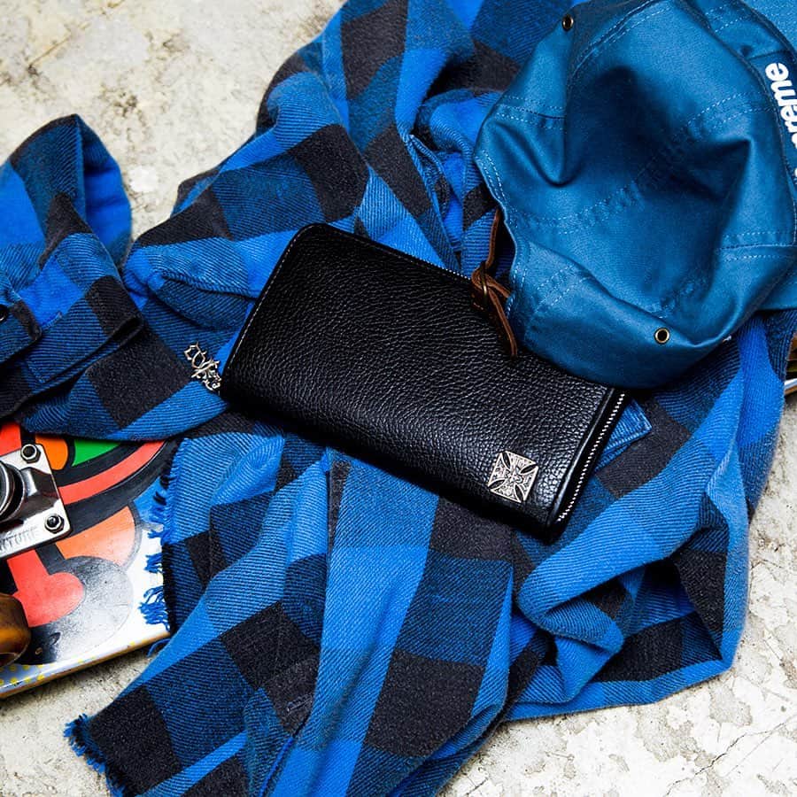 Bill Wall Leather × BEAMSのインスタグラム：「Restock！ 【Wallet】W945 - Malibu Cross Long Wallet with Initial Zipper / *Exclusive item __________  BEAMS Online Shop is now open for orders from outside Japan. Global shipping services are offered through WorldShoppingBIZ, a global e-commerce provider. Customers can choose to display transactions in English, Chinese (Cantonese and Mandarin) or Japanese for a safe, convenient checkout.   We hope you enjoy shopping with us! __________  ・BEAMS MEN SHIBUYA / 03-3780-5500 ・BEAMS ROPPONGI HILLS / 03-5775-1620 ・BEAMS GINZA（2F）/ 03-3567-2223 ・BEAMS FUTAKOTAMAGAWA / 03-3707-8998 ・BEAMS TACHIKAWA / 042-548-1070 ・BEAMS NAGOYA / 052-265-2610 ・BEAMS STREET UMEDA / 06-6366-3695 ・BEAMS KOBE / 078-335-2720 ・BEAMS HIROSHIMA / 082-544-2961 ・BEAMS KUMAMOTO / 096-359-1280」